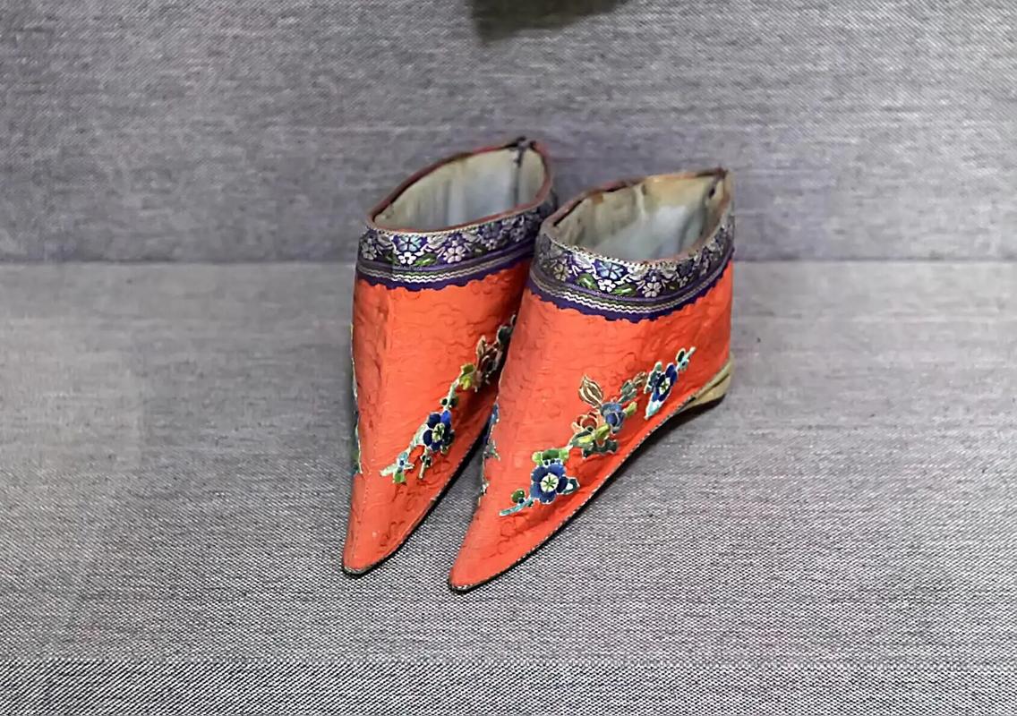 小脚为什么称为三寸金莲（三寸金莲人说这小脚里头）