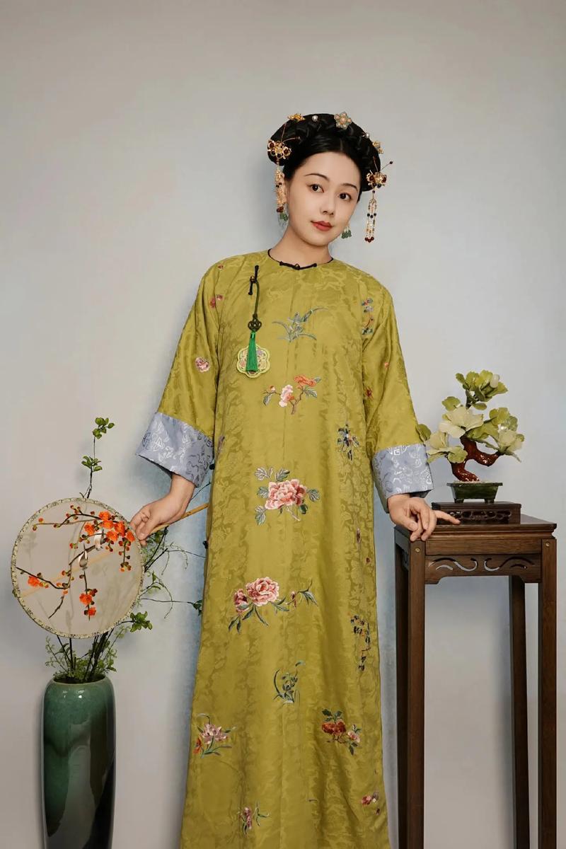 关于中国清朝不同阶层男女服饰的特点的信息-第8张图片-文史 关于中国清朝不同阶层男女服饰的特点的信息-第8张图片-文史